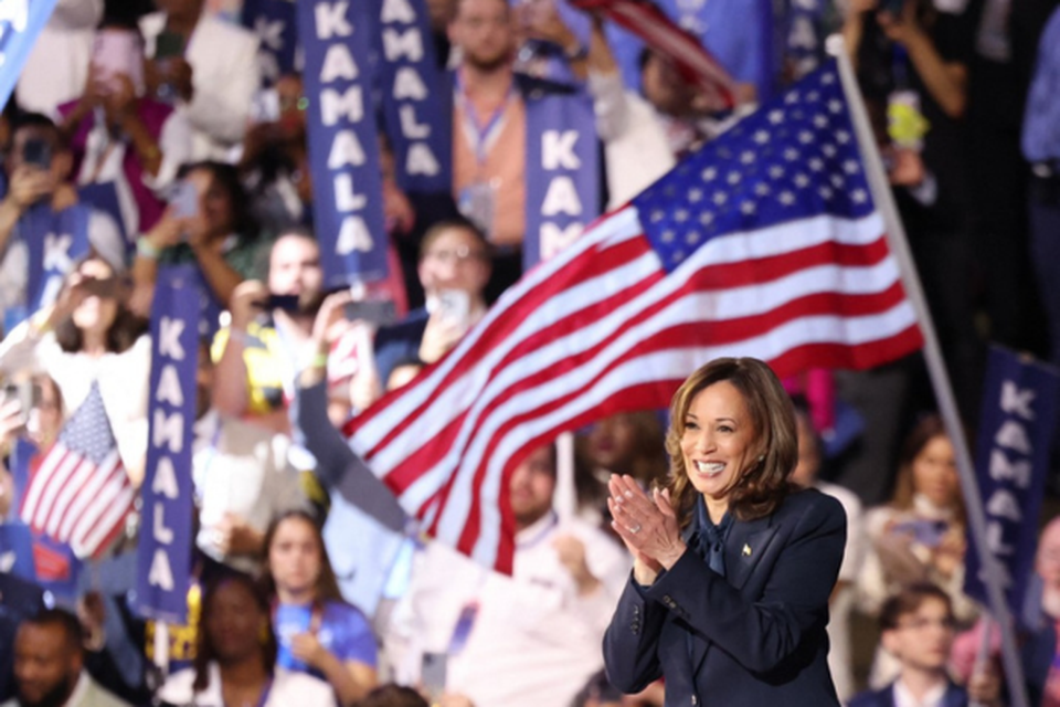 A vice-presidente dos EUA e candidata presidencial democrata em 2024, Kamala Harris, acena ao deixar o palco no quarto e ltimo dia da Conveno Nacional Democrata (Crdito: CHARLY TRIBALLEAU / AFP
)