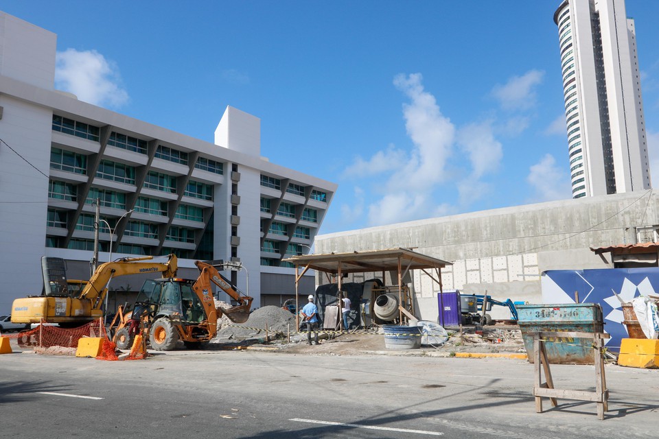 Segundo a construtora, o ocorrido não deve implicar no prazo final da obra. (Foto: Marina Torres/DP)