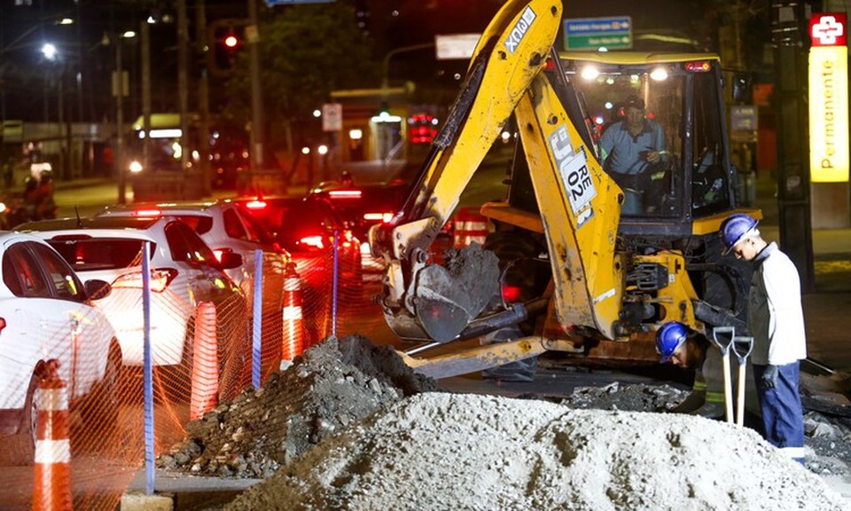 A ao est sendo realizada durante a noite para reduzir impacto no trnsito na regio (Foto: Alusio Moreira)