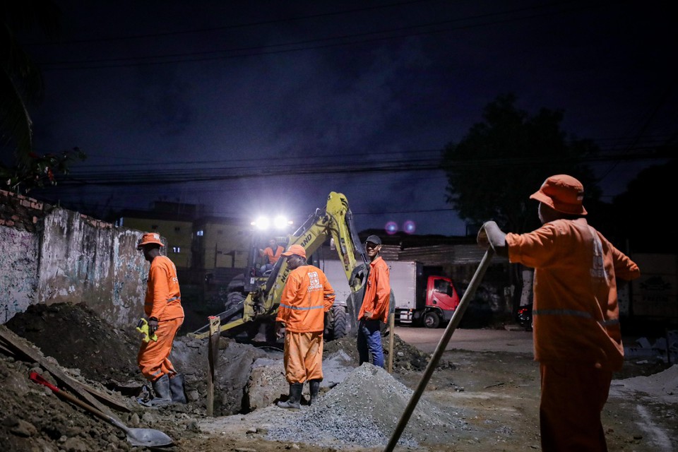 Obras na Rua Rio Jaboato, no bairro do Cordeiro  (Foto: Edson Holanda/PCR )