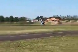 Vdeo: avio d cambalhota durante acidente no Paran (foto: Reproduo/Redes Sociais)