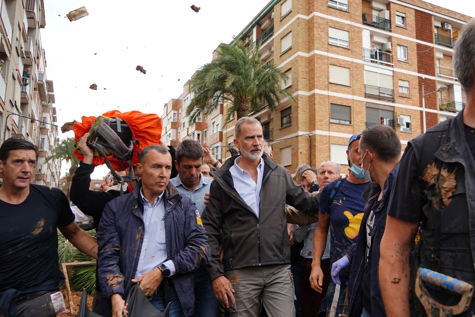 Rei Felipe VI da Espanha  questionado por moradores furiosos que jogam lama e objetos durante sua visita a Paiporta, na regio de Valncia (Foto: Manaure Quintero / AFP)