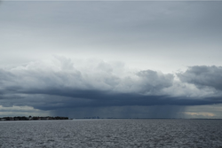 Uma tempestade pode ser vista se movendo sobre Tampa,  distncia de So Petersburgo, Flrida