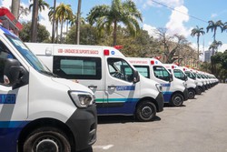 Estado entrega  33 novas ambulncias para 15 hospitais da rede pblica   (Foto: Marina Torres/DP)