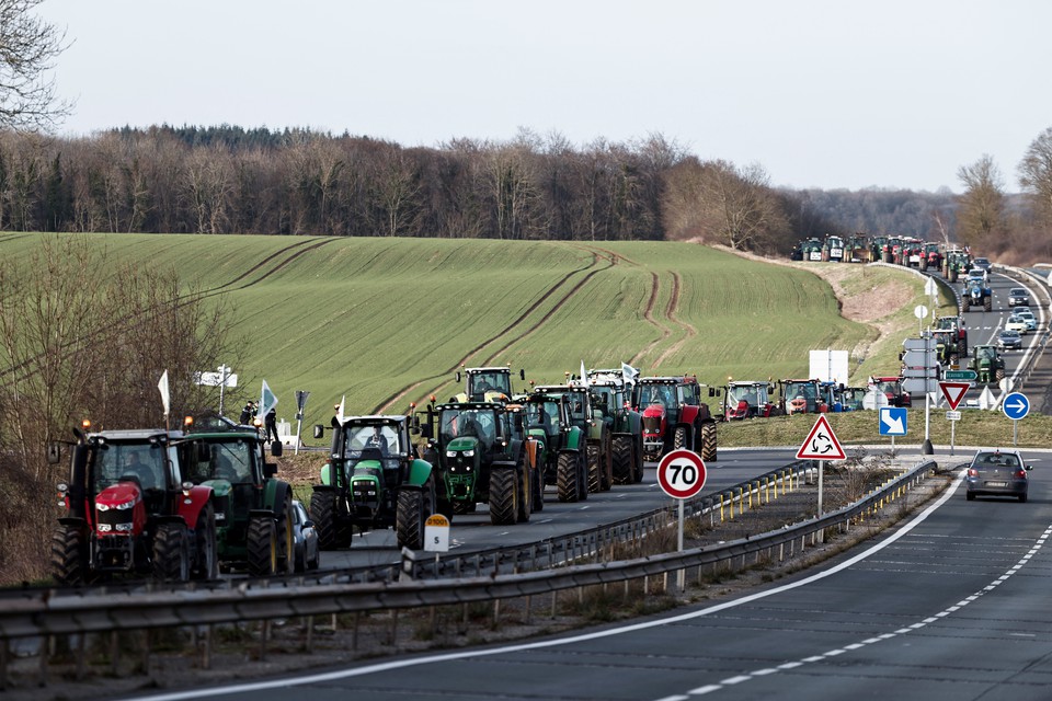 Agricultores esto bloqueando com tratores os principais acessos a Paris (Foto: SAMEER AL-DOUMY / AFP
)
