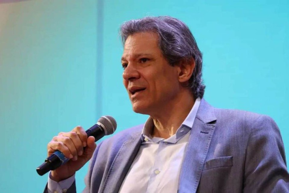 

Haddad sobre Donald Trump: "A pessoa fomentou uma reao ao resultado eleitoral, que ele nunca reconheceu. Ele nunca reconheceu. E no debate, agora, ele tambm disse no que aceitaria o resultado" (foto: Rovena Rosa/Agncia Brasil)