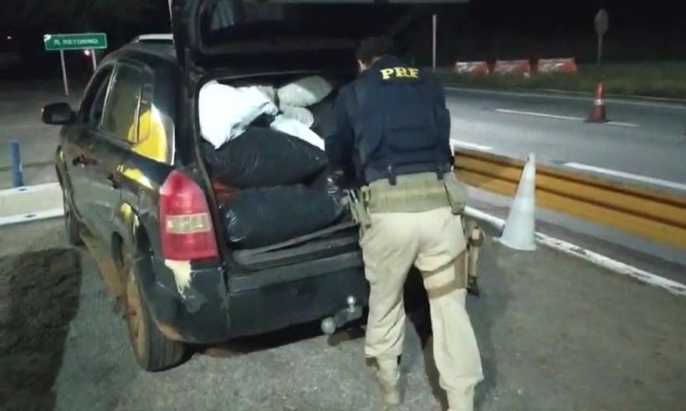 Dentro do carro, os policiais encontraram vrios sacos plsticos contendo a droga (Foto: Divulgao/PRF)