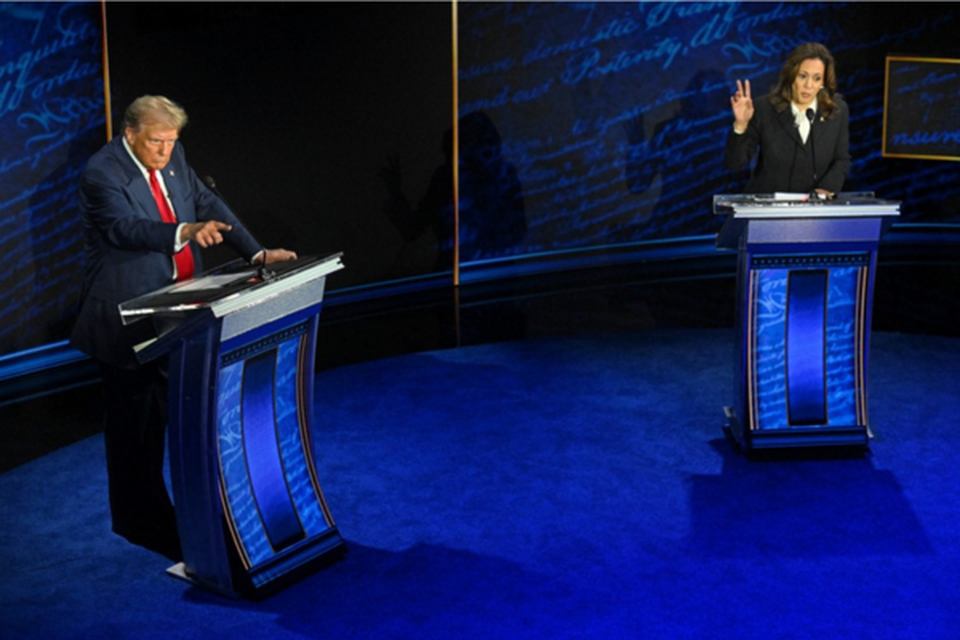 O ex-presidente dos EUA e candidato presidencial republicano Donald Trump fala durante um debate presidencial com a vice-presidente dos EUA e candidata presidencial democrata Kamala Harris
 (Crdito: SAUL LOEB / AFP)