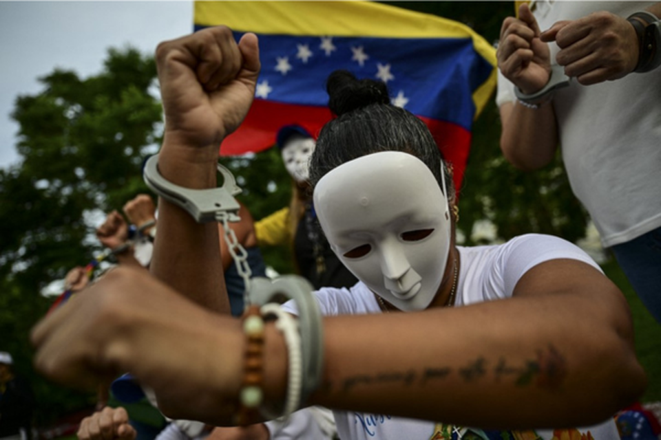 
Uma mulher algemada participa de uma manifestao para protestar contra o regime venezuelano (Crdito: MARTIN BERNETTI / AFP)