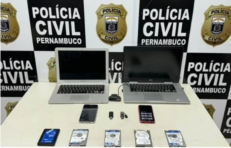 Durante a operao, foram apreendidos notebooks, celulares e pen-drives (Foto: Divulgao/PCPE)