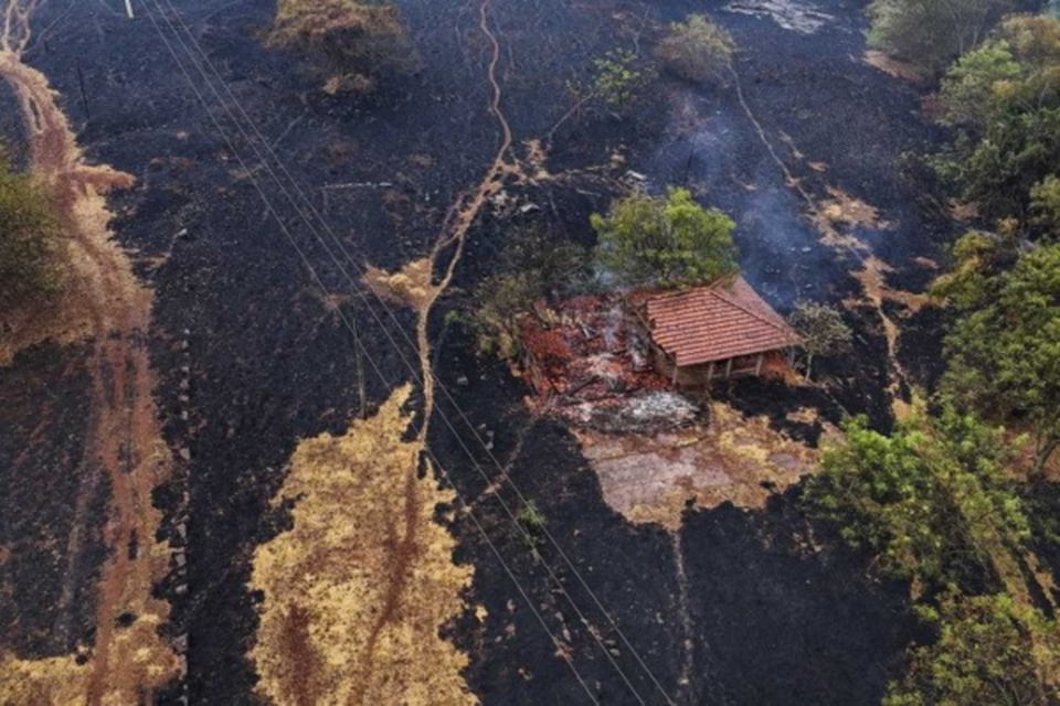 Casa destruda por um incndio no entorno da rodovia SP-330 em Ribeiro Preto, em 25 de agosto  (Crdito: CARLOS FABAL / AFP)