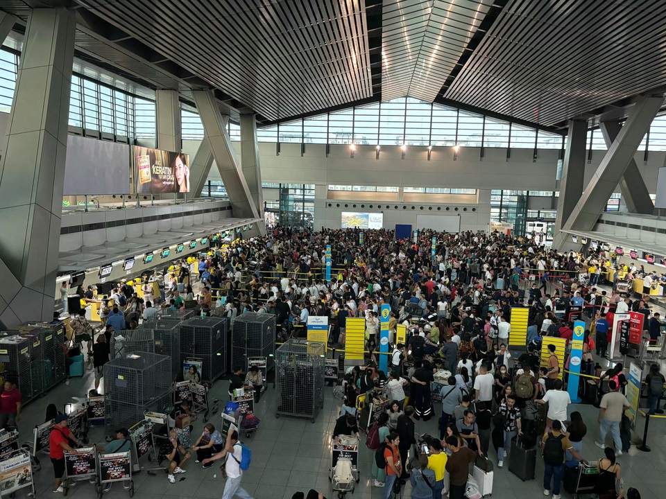 Passageiros no Aeroporto Internacional Ninoy Aquino, em Manila (TED ALJIBE / AFP
)