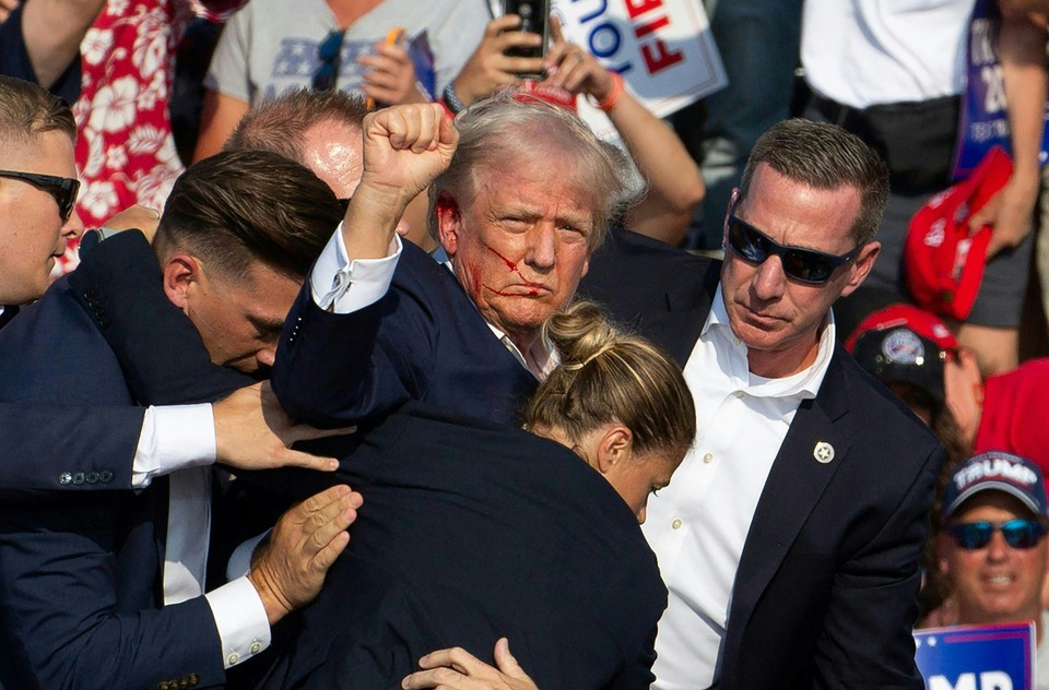 Trump saiu sangrando do comcio (Foto: Rebecca DROKE / AFP)