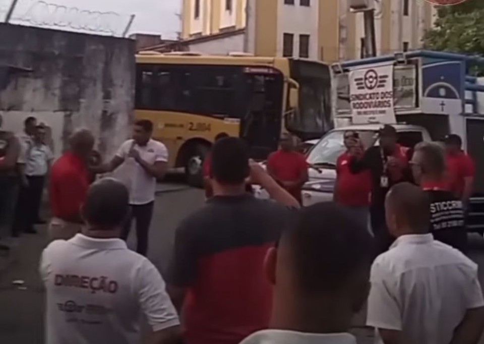 Protesto em frente Mobibrasil, em So Loureno da Mata (Foto: Reproduo das redes sociais)