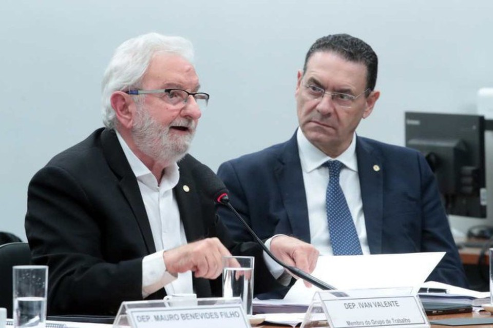 Valente ( esquerda) avisou, durante a apresentao do parecer, que a bancada do PSol na Cmara apresentar uma emenda para discutir, em plenrio, a taxao de grandes fortunas  (foto: Bruno Spada/Cmara dos Deputados)