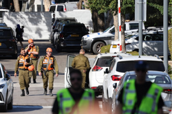 Membros das foras de segurana israelenses caminham por uma rua que leva  residncia do primeiro-ministro Benjamin Netanyahu em Cesaria