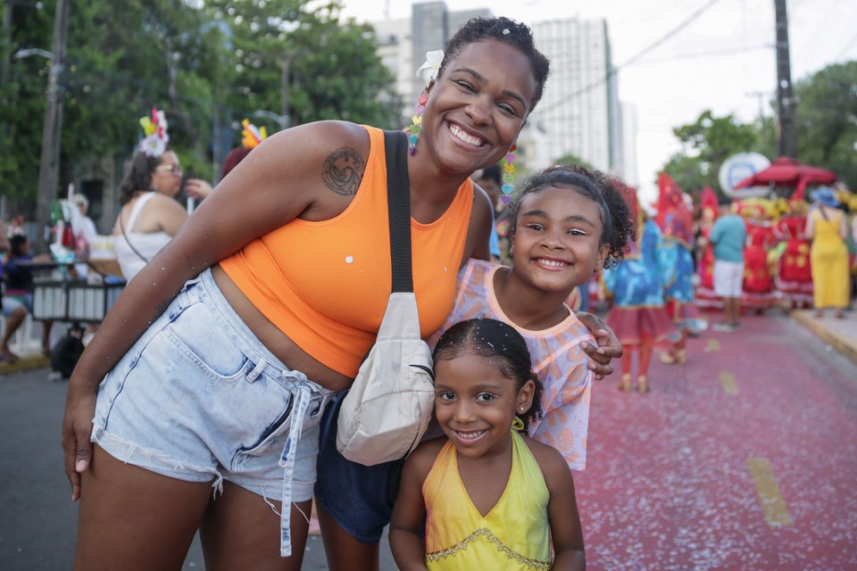 A assistente social Tancy Nascimento, 36, levou as suas filhas para curtir o desfile dos blocos lricos do Aurora dos Carnavais  (Foto: Rafael Vieira/DP)