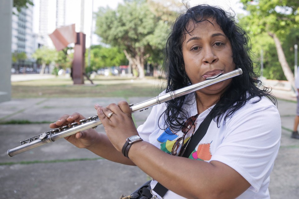 A flautista Bralia Vital, 52, h mais de 20 anos  musicista de orquestra nos carnavais do Recife  (Foto: Rafael Vieira/DP)