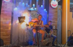 Vdeo: notebook de cantora explode durante show em bar (Foto: Reproduo/Redes Sociais)