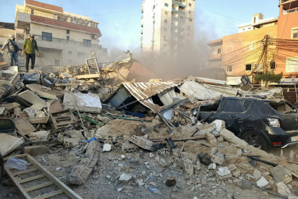 Esta imagem mostra os escombros de um edifcio no local de um ataque areo israelense que atingiu durante a noite a cidade de Tiro, no sul do Lbano (Crdito: Kawnat HAJU / AFP)