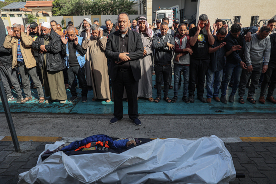 Parentes e amigos rezam junto ao corpo de Saif Abu Taha, membro da equipe do grupo de ajuda World Central Kitchen, com sede nos EUA, que foi morto durante os ataques israelenses (Crdito: SAID KHATIB / AFP)