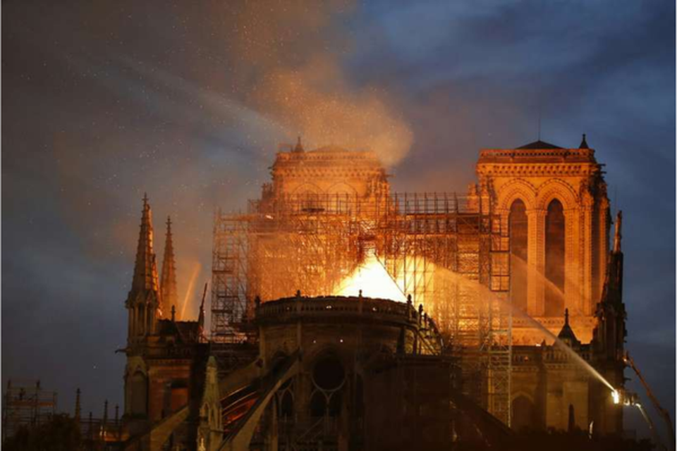 O incndio que devastou a Catedral em 2019 chocou o mundo inteiro (Crdito: AFP)