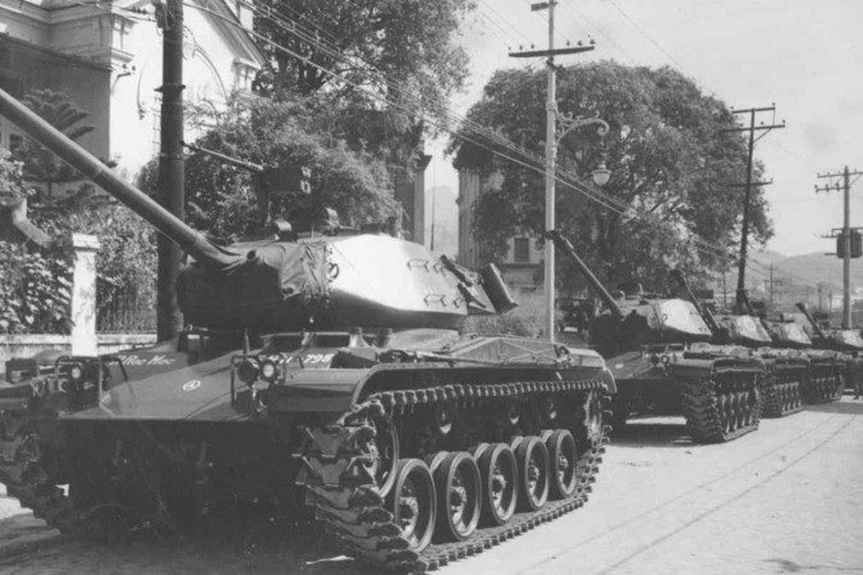 Tanques de guerra do Exrcito em fila, prximos ao Sindicato dos Metalrgicos no Rio de Janeiro em abril de 1964 (Foto: Joo Rodrigues/O Cruzeiro/EM/D.A Press)