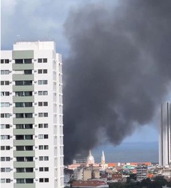 Incndio atinge loja de artigos de bebs no centro do Recife  (Foto: Reproduo das redes sociais )