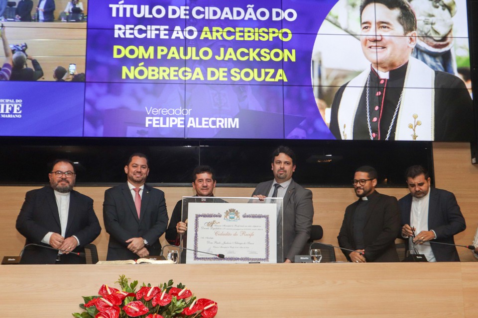 m cerimnia marcada por emoo e muita f, o arcebispo foi agraciado por parlamentares e convidados, no plenrio do Poder Legislativo Municipal (Foto: Ruan Pablo/DP )