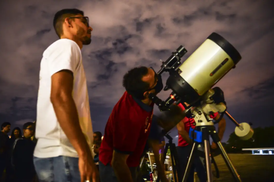 Ainda no  possvel garantir que o cometa ser visvel a olho nu. O recomendado  utilizar um telescpio (Crdito: Marcello Casal Jr / Agncia Brasil)