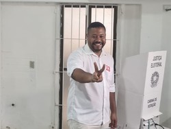 Vini Castello vota em Olinda ao lado de Joo Campos (Foto: Divulgao)