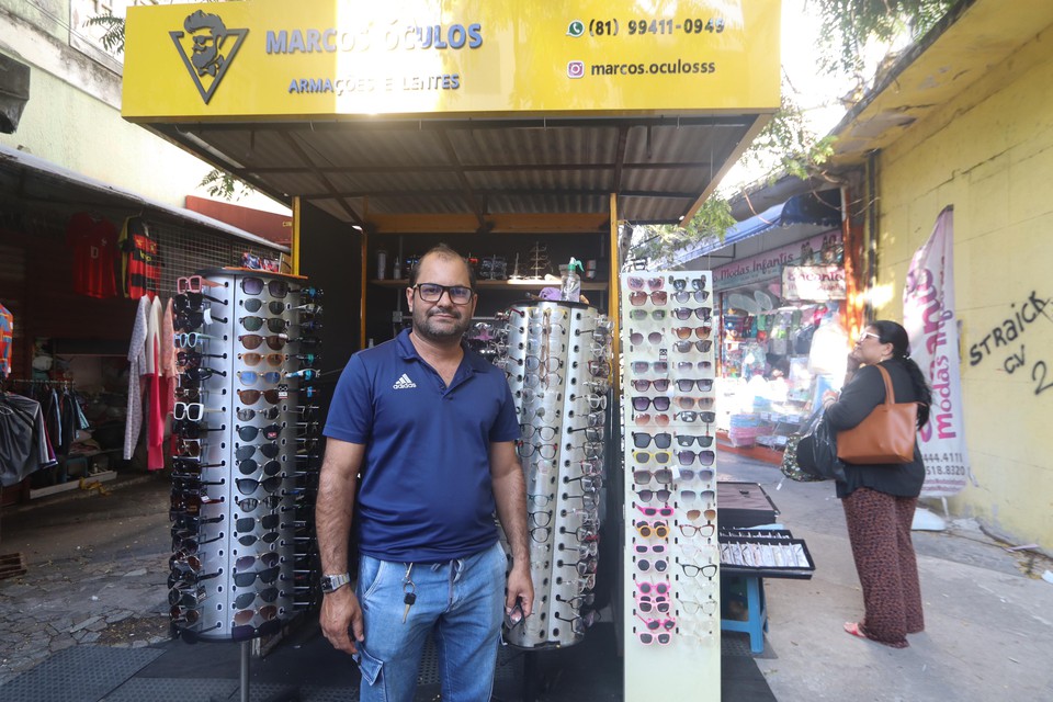 O vendedor de culos Marcos Paulo, que tambm atua no bairro de Santo Amaro, aderiu ao Pix desde o seu surgimento (Foto: Priscilla Melo/DP Foto)