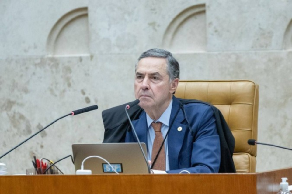 Barroso abriu a sesso de ontem com o recado ao Congresso e fez um breve histrico das aes do Supremo desde a sua fundao 
 (Crdito: Antonio Augusto/STF
)