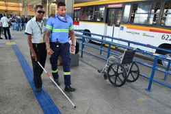 Motoristas de nibus recebem campanha de conscientizao sobre PCDs (Foto: Paulo Maciel/CTM)