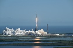 Um foguete SpaceX Falcon Heavy com a espaonave Europa Clipper a bordo  lanado do Complexo de Lanamento 39A no Centro Espacial Kennedy da NASA em Cabo Canaveral