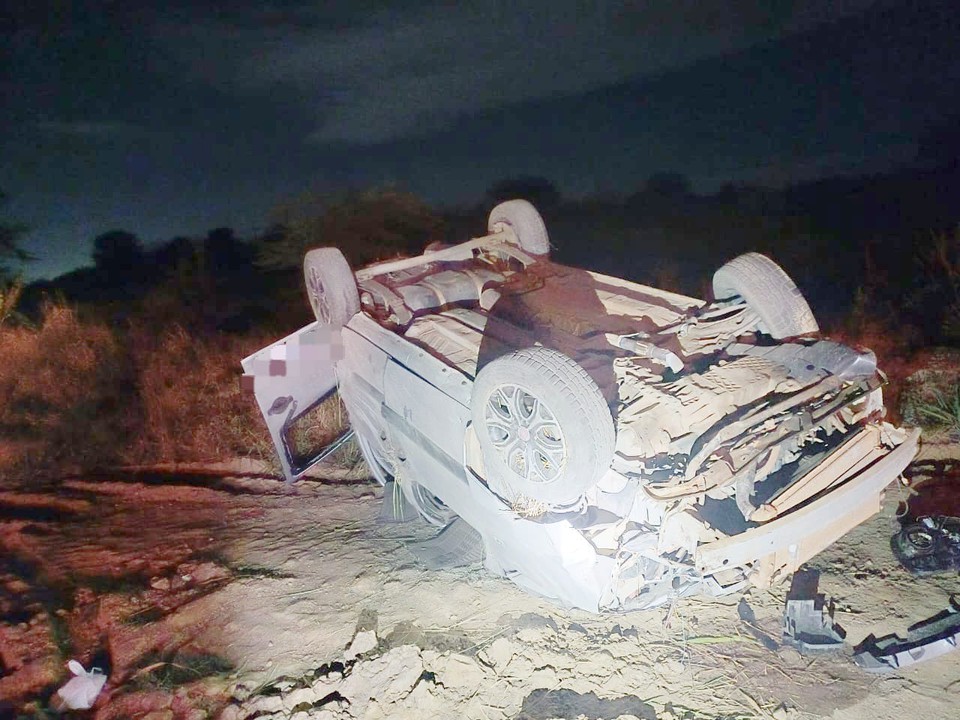 Carro capotou e atingiu pedestre  (Foto: PRF)