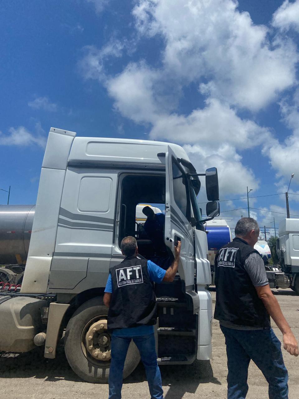 Fiscais abordaram caminhoneiros em Suape  (Foto: Simone Brasi/SRTE/PE)
