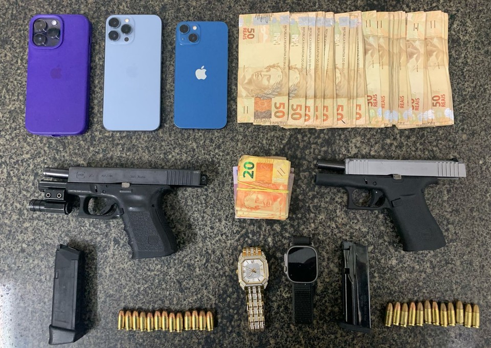 Pistolas, munis, dinheiro e celulares foram apreendidos  (Foto: PM)