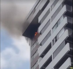 Fogo  observado saindo de janela de apartamento 