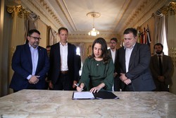 Raquel Lyra assinou contrato de empresa 