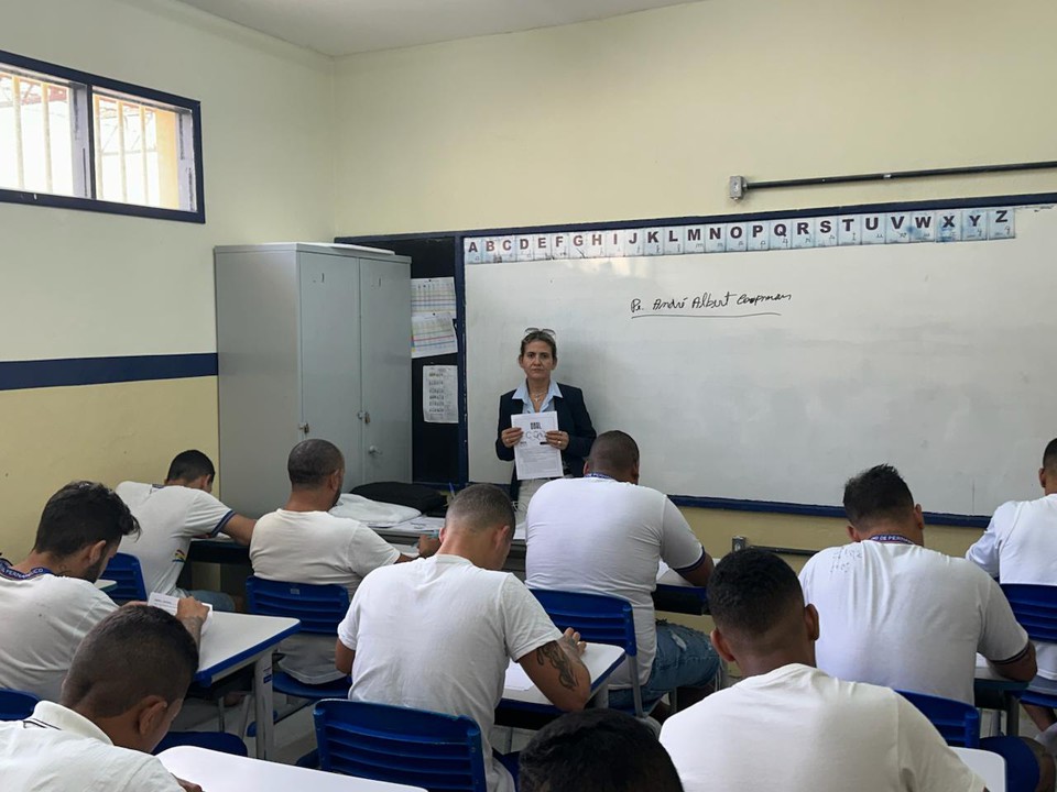 detentos estudam para passar no vestibular (Foto: Seap-PE)