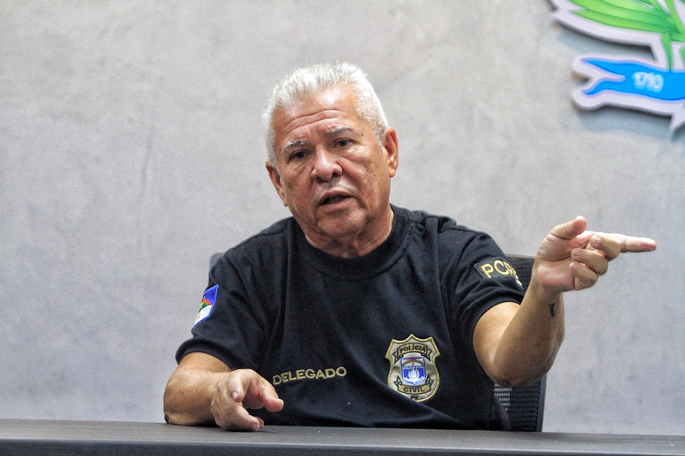 O delegado titular de Itamarac, Gilmar Rodrigues, detalhou sobre as investigaes acerca da disputa do trfico de drogas na regio  (Foto: Romulo Chico/DP )