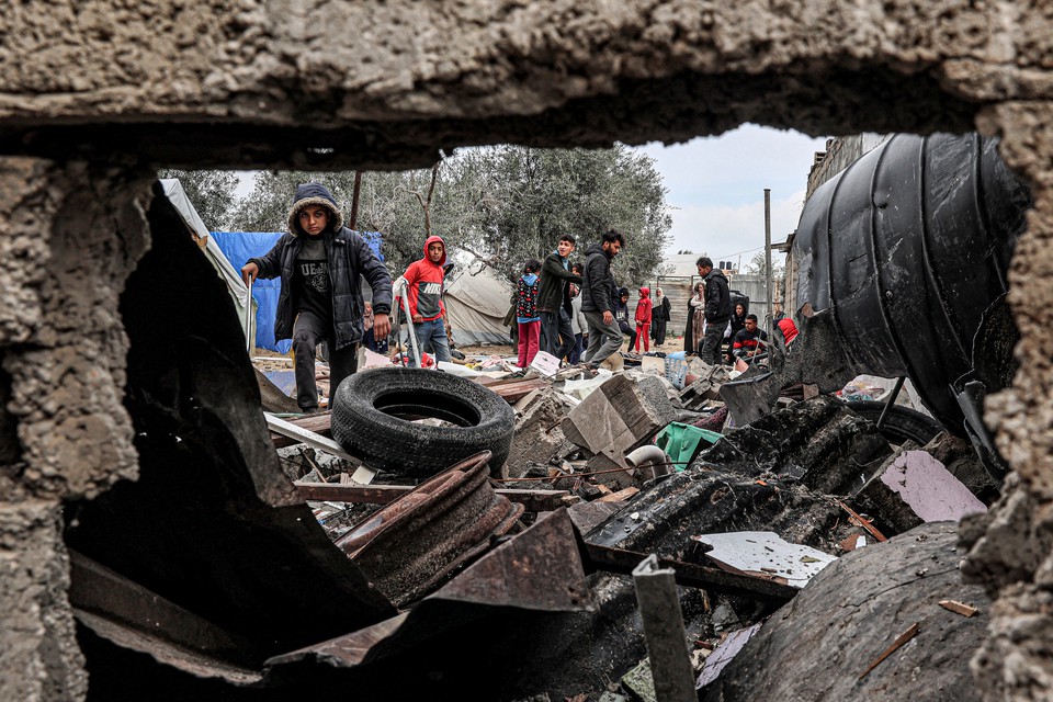 Palestinos inspecionam os danos s suas tendas aps o bombardeio israelense no campo de refugiados de Rafah (Foto: SAID KHATIB / AFP
)