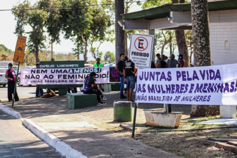 Amigos e familiares se despedem de vtima de feminicdio no Gama (crdito: Kayo Magalhes/CB/D.A Press)