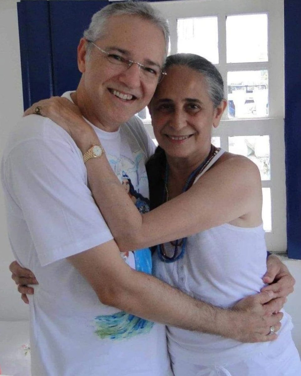 O f Carlos Albuquerque com Maria Bethnia em Santo Amaro, na Bahia, em 2024