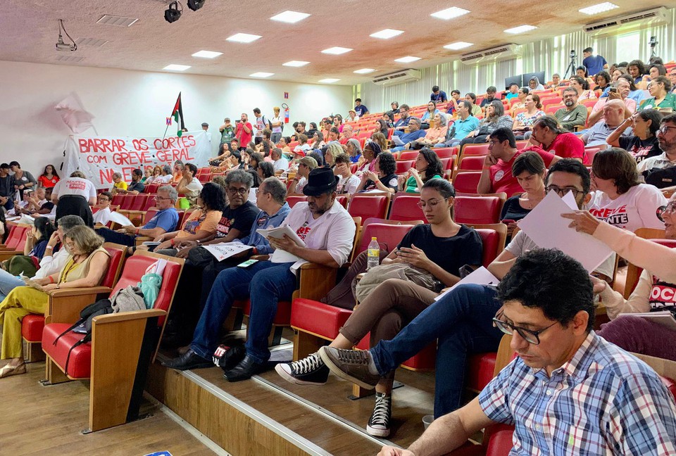 Profesores votaram pela manuteno da greve na UFPE  (Foto: Adufepe)