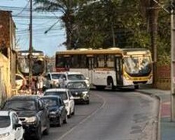 nibus perde o controle, invade a contramo e bate em muro no Ibura, na Zona Sul do Recife (Fotos: Reproduo/Cortesia)