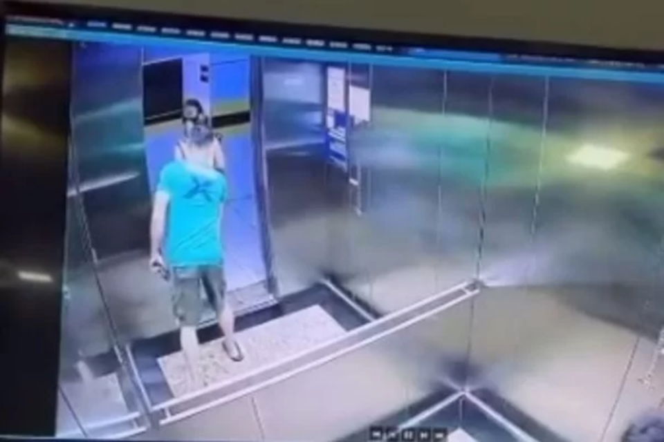 Momento em que o homem assedia mulher na sada do elevador
 (Crdito: Reproduo)