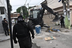 Polcia Militar destri barreira construda por criminosos em uma rua da favela Cidade de Deus, zona oeste do Rio de Janeiro