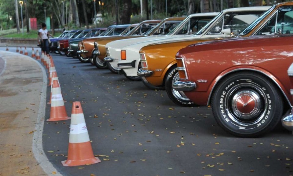Exposio de carros antigos no Parque Municipal de Belo Horizonte (foto: Gladyston Rodrigues/EM/DA. Press)